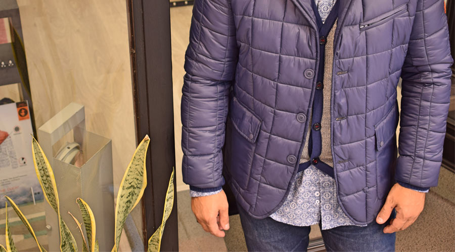 Chaqueta para hombre acolchada de Save The Duck, chaleco de punto. Chaqueta acolchada de Save The Duck, chaleco de punto Lebrel y camisa de Do Rego & Novoa.